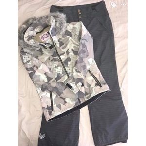 Woman’s Snow Jacket and Pants Set